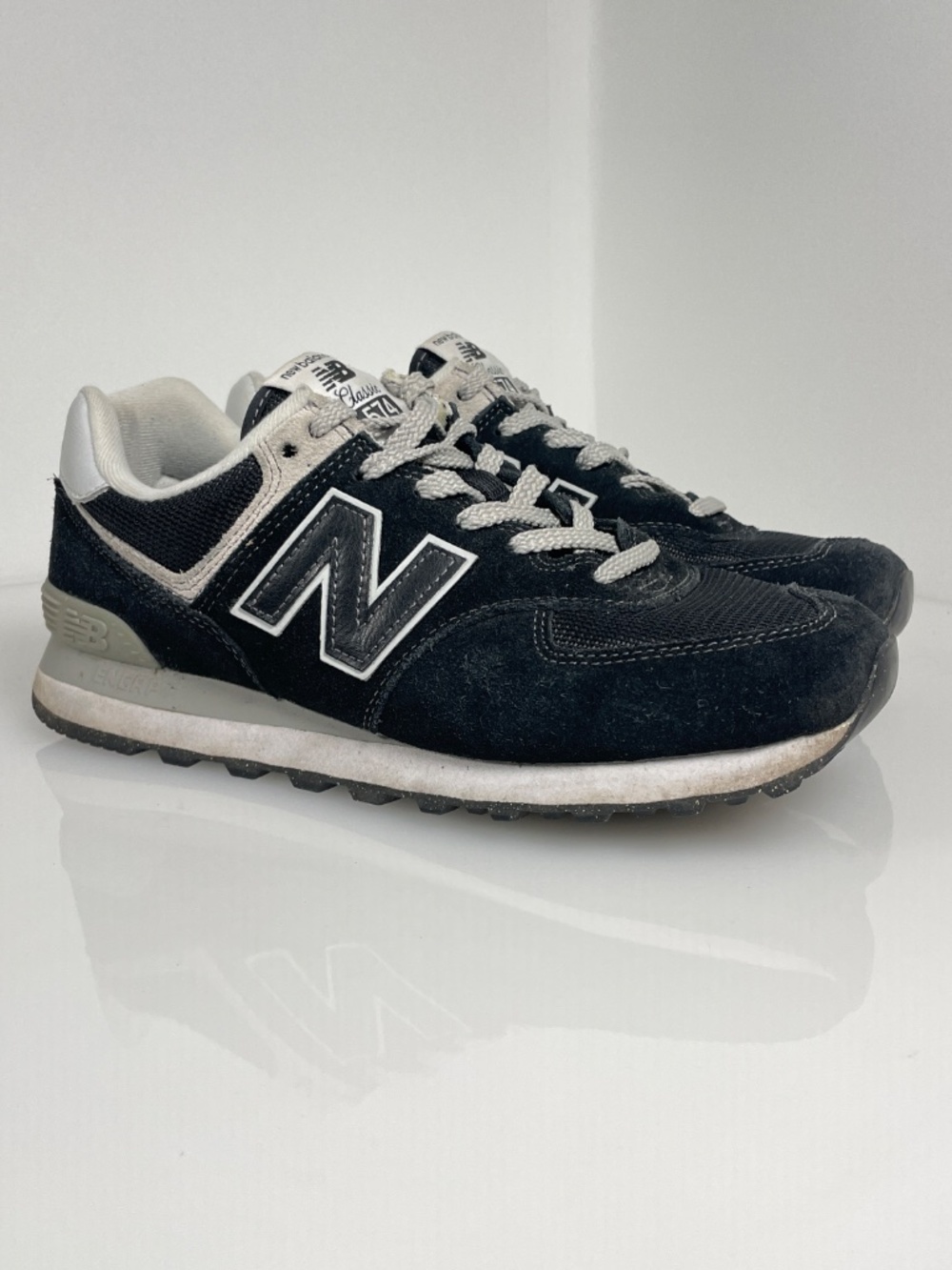 New Balance 574 Core ML574EVB Mens Size 8 Black White Suede Running Shoes